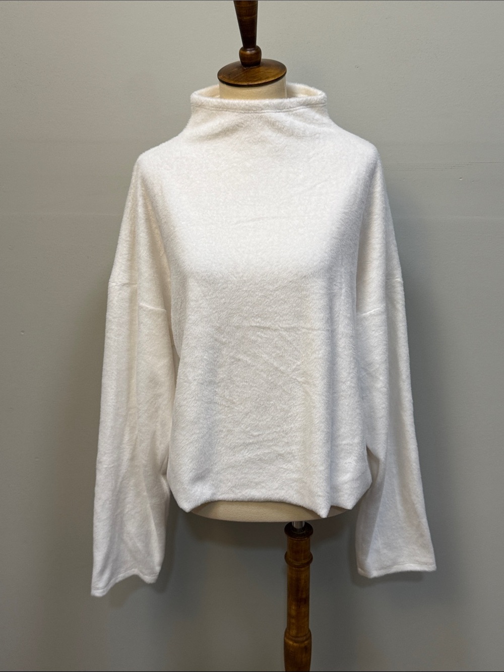 Ripley Rader Los Angeles mock neck white fuzzy top women’s sz L, as is